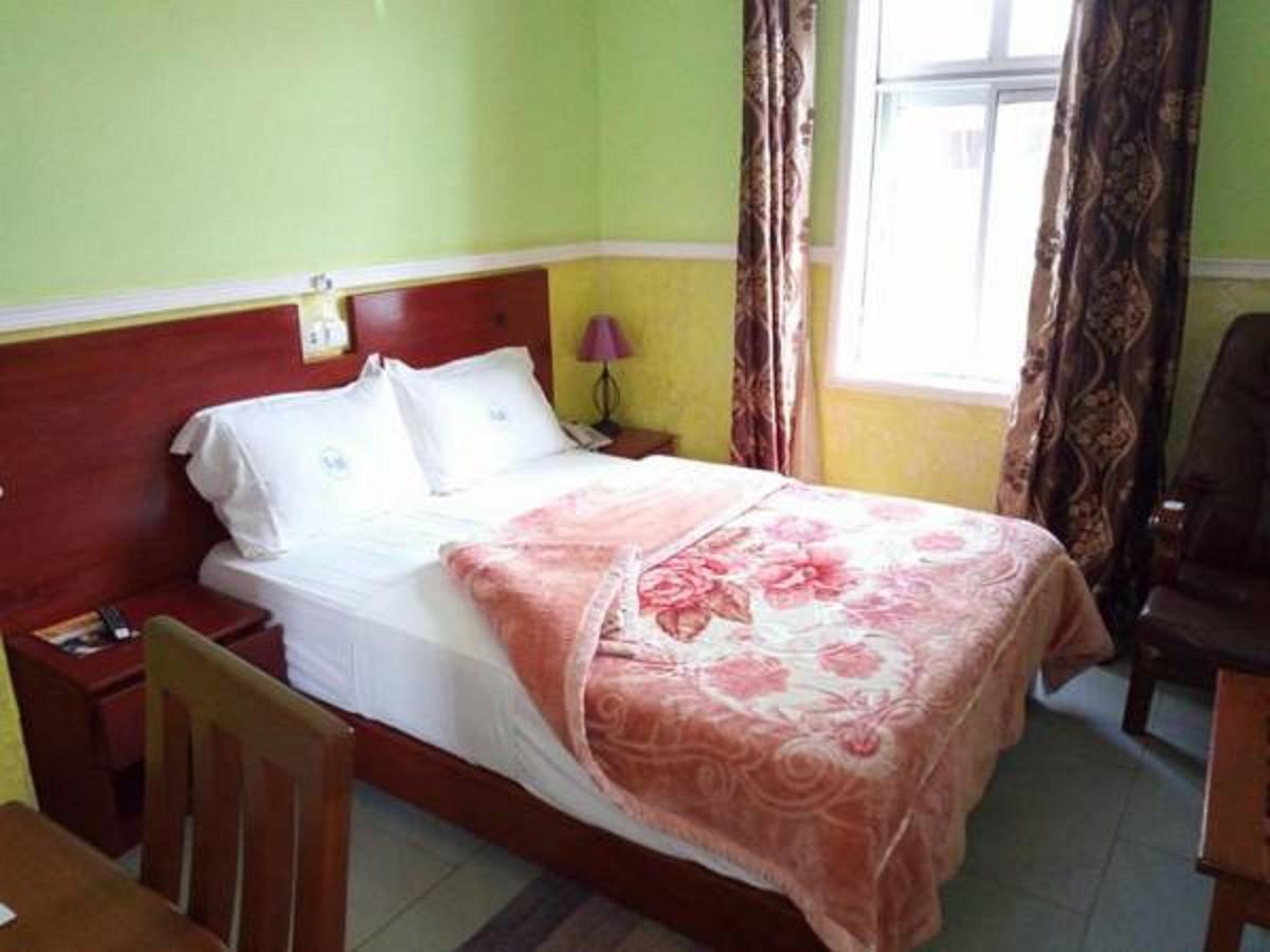 Liza Hotel Yaoundé エクステリア 写真